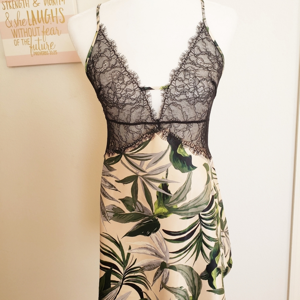 NWT Victoria's Secret Tropical Lace Plunge…